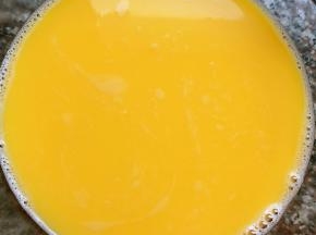 添加适量温清水或高汤搅拌均匀