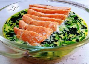 蒸好的三文鱼菠菜蛋看着就非常有食欲