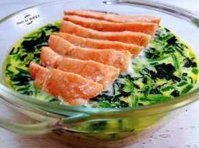 蒸好的三文鱼菠菜蛋看着就非常有食欲