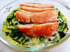 三文鱼是属于深海鱼营养丰富鱼肉吃起来鲜嫩可口