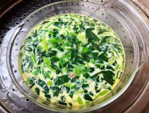 菠菜蛋羹蒸制七成熟时取出