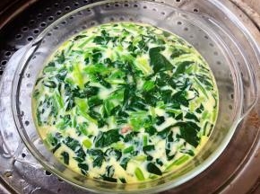 菠菜蛋羹蒸制七成熟时取出