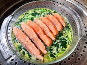 依次摆上三文鱼盖上盖子再大火继续蒸五分钟