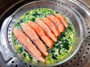 依次摆上三文鱼盖上盖子再大火继续蒸五分钟