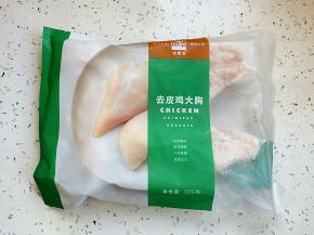 馄饨是用荠菜和鸡胸肉搭配，提前包好，冷冻保存的。