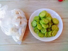 今天要用的食材。馄饨煮熟，黄瓜洗净去皮切片。