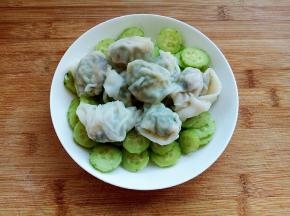 把煮好的馄饨码在黄瓜片上。