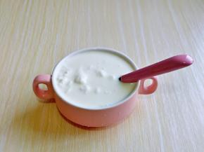 将牛奶倒入酸奶碗中，用小勺搅拌均匀，不喜欢也可以不加牛奶，个人觉得全部是酸奶有点太浓稠。