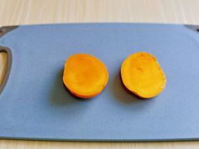 芒果洗干净，从中间切开，去掉核。