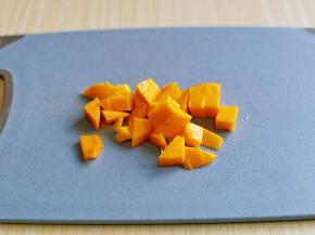 用水果刀把果肉削下来。