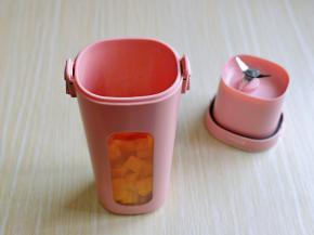 切好的芒果丁放入果汁杯中。