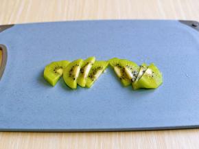 猕猴桃去皮，切薄片，再一片切成两片。