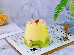 把切好的猕猴桃片贴在杯子下面，再倒入榨好的奶昔。