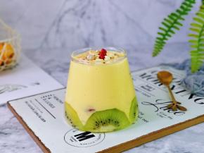 再撒上水果燕麦。