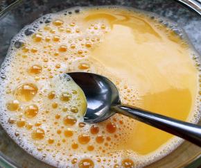 用勺子撇去浮沫