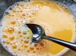 用勺子撇去浮沫