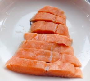 蒸蛋羹的时间将三文鱼切成条状