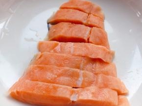 蒸蛋羹的时间将三文鱼切成条状