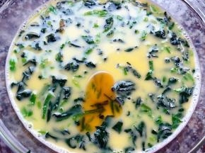 放入调味料香油、盐、味精搅拌入味