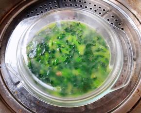 盖好盖子放入开水的蒸锅中大火蒸12分钟