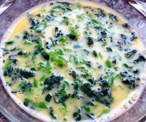 菠菜切成小段放入蛋液中