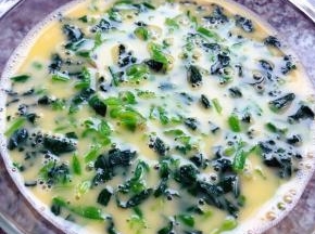 菠菜切成小段放入蛋液中