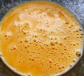 鸡蛋打散加拌均匀