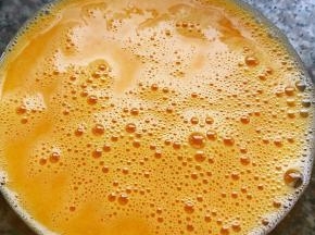 鸡蛋打散加拌均匀