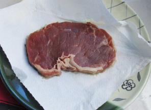 1.牛排解冻后用厨房纸吸干水分