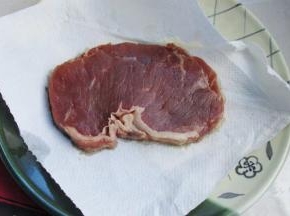 1.牛排解冻后用厨房纸吸干水分