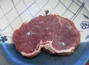 2.撒少许盐，用手涂抹揉搓均匀