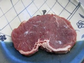 2.撒少许盐，用手涂抹揉搓均匀