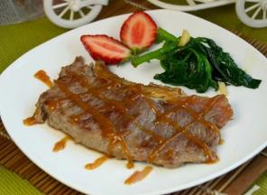 6.煎好的牛排可以再淋上一点cook100黑椒牛排酱，配一点蔬菜