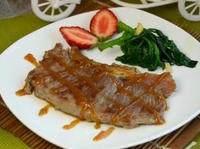 6.煎好的牛排可以再淋上一点cook100黑椒牛排酱，配一点蔬菜