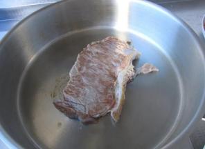 4.平底锅烧热后放入牛排，一面煎2分钟左右翻面