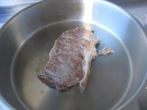 4.平底锅烧热后放入牛排，一面煎2分钟左右翻面