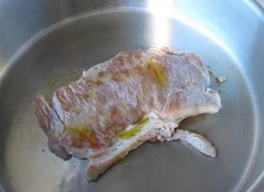 5.翻面后再淋上一点橄榄油煎1分钟