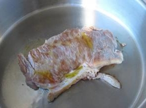 5.翻面后再淋上一点橄榄油煎1分钟