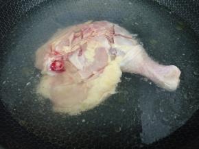 鸡腿洗干净，然后用刀在两面划上几刀
加入适量的水，再加入料酒，花椒，然后把鸡腿放入锅中焯水，去除血水