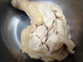 焯好水的鸡腿捞出，用温水冲洗一遍