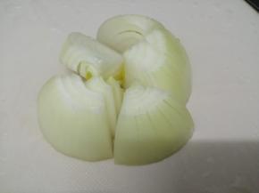 洋葱洗干净去掉外面的一层，然后切成大块