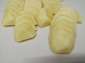 土豆洗干净去皮，切成厚一点的片