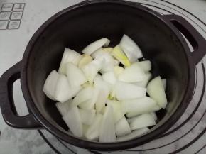 然后先把洋葱铺在砂锅的底部