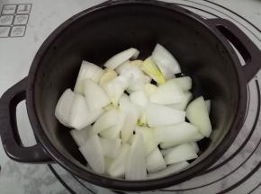 然后先把洋葱铺在砂锅的底部