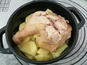 再把焯好水的鸡腿放在上面