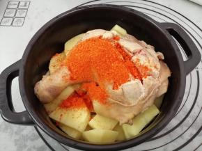 然后加入烧烤料，带上一次性手套抓均匀