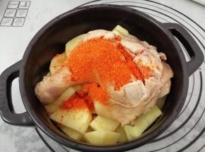 然后加入烧烤料，带上一次性手套抓均匀