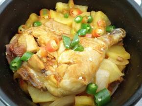 上面在撒上青椒，也可以再放入微波炉高火叮二分钟