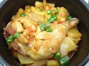 上面在撒上青椒，也可以再放入微波炉高火叮二分钟