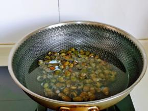 螺蛳焯水，冷水下锅，大火烧开，煮2分钟捞出，用冷水反复冲洗干净。(不焯水也可以，根据个人喜好来，个人觉得焯一下水更卫生)